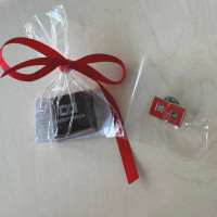 Logo odznak + pralinka